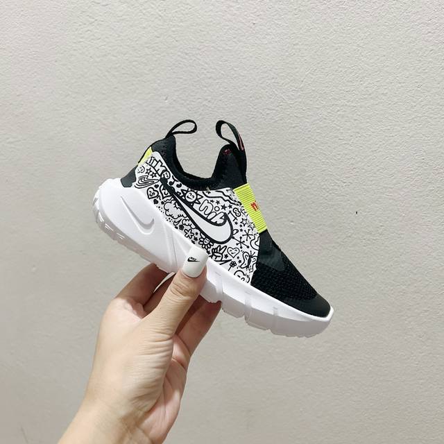 01黑白涂鸦 NK赤足一脚蹬儿童跑步鞋 SIZE：23.5-37码 充满活力与朝气的配色 一脚蹬款式超级好穿 耐磨防滑大底，脚感超赞 脚面和后跟处都增加了弹力松