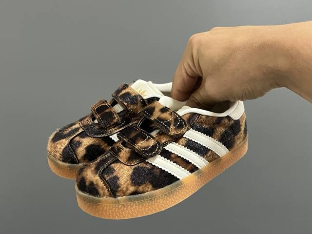 阿迪新款德训gazelle儿童魔术贴休闲鞋 小童 SIZE：24-37码 全网火爆的gazelle系列 超嗲的配色，上脚超好看 大小童魔术贴区分匠心打造 橡胶耐