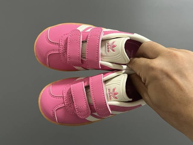 阿迪新款德训gazelle儿童魔术贴休闲鞋 小童 SIZE：24-37码 全网火爆的gazelle系列 超嗲的配色，上脚超好看 大小童魔术贴区分匠心打造 橡胶耐