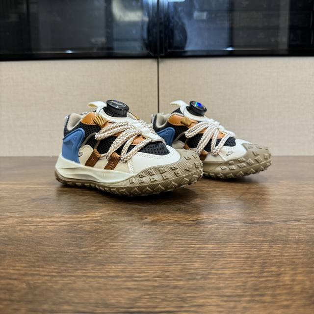 NK登山鞋27-37 春秋时节 是孩子们享受户外活动的最佳时刻 给宝贝们选择一双防滑又透气的旋钮扣户外登上鞋吧。