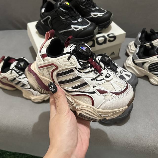 Adidas旋转扣做旧儿童老爹鞋26-37码 创新的旋转扣闭合方式不仅让鞋子穿脱更加便捷，而且能够根据孩子的脚部发育进行微调，确保每一次穿戴都是安全且舒适的。