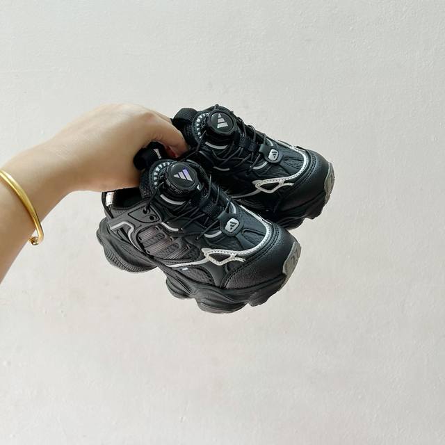 Adidas旋转扣做旧儿童老爹鞋26-37码 创新的旋转扣闭合方式不仅让鞋子穿脱更加便捷，而且能够根据孩子的脚部发育进行微调，确保每一次穿戴都是安全且舒适的。