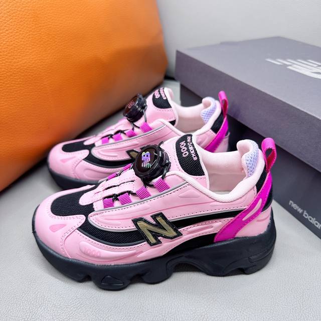 NB 0旋转扣联名款 28-37 作为官方最新最热门的款式，nb 0真的是一鞋难求采用有张力的线条，和不同材质的拼接使用，让整体凸显未来的机能感