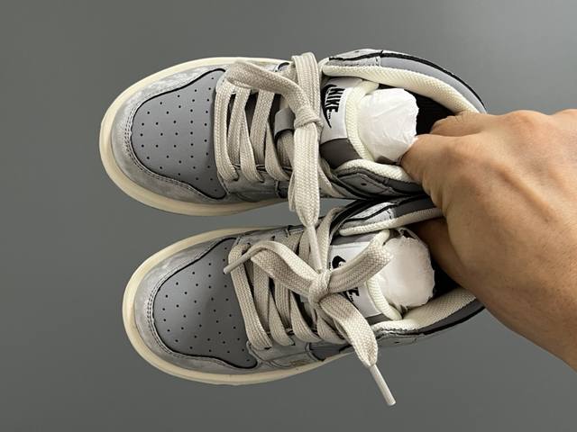 乔一中帮联名魔术贴儿童篮球鞋 SIZE：26-37码 经典乔一中帮款式 秋冬超合适 魔术贴设计，穿脱方便 联名系列，细节印花超可爱