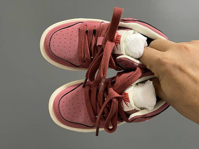 乔一中帮联名魔术贴儿童篮球鞋 SIZE：26-37码 经典乔一中帮款式 秋冬超合适 魔术贴设计，穿脱方便 联名系列，细节印花超可爱