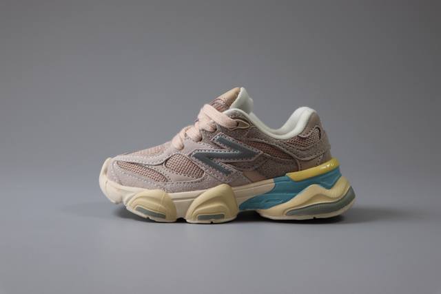 新百伦 New Balance NB9060童鞋26-37 海外版配色不仅显档次，鞋子也更轻盈时尚大气的外观设计，学生必入的百搭童鞋款