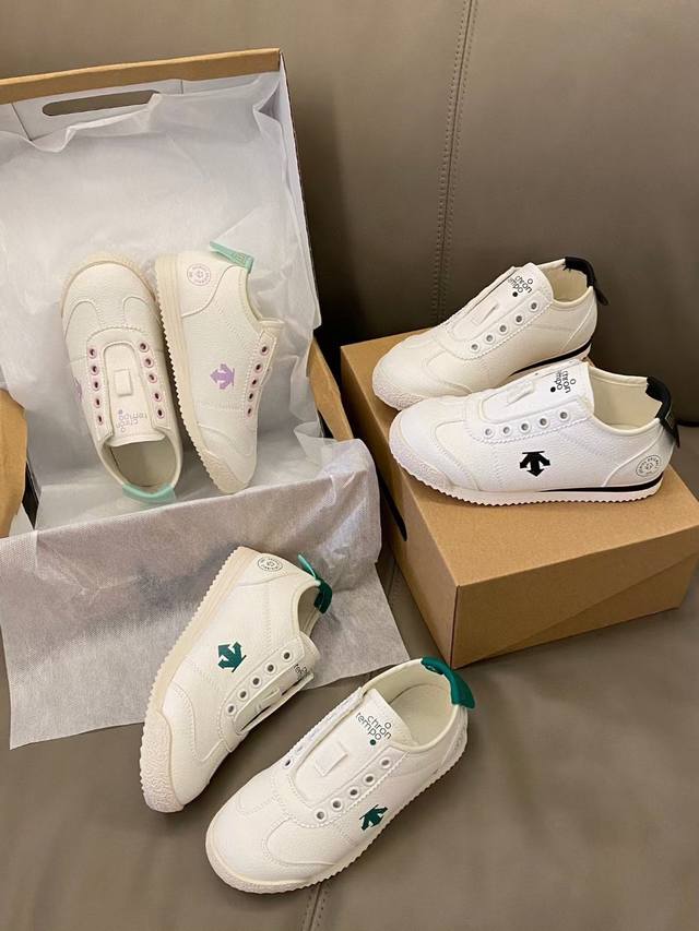 Y原图直出 这款鞋的设计融合了迪桑特品牌的运动精神与童年的趣味元素鞋身采用细腻的皮面材质，触感柔软不仅提升了鞋子的整体质感，也保证了良好的透气性SIZE:26-