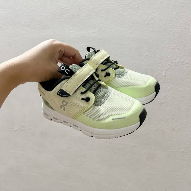 On昂跑魔术贴松紧带儿童运动鞋 Size:26-37.5码 小众童鞋运动鞋来咯～ on昂跑缓震魔术贴儿童运动鞋 鞋头增加额外的橡胶垫片加强耐久性 加宽外底搭载多
