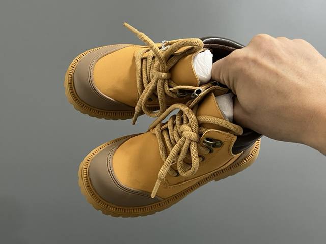 天伯伦高帮拉链款儿童工装靴 SIZE：26-37码 经典踢不烂系列 防水防风效果超赞 拉链式设计，穿脱更加方便 橡胶耐磨防滑大底，脚感不言而喻