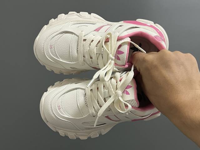 巴家联名儿童魔术贴老爹款 SIZE：26-37码 经典巴黎世家和阿迪联名系列 魔术贴设计，穿脱便捷 耐磨防滑大底，脚感超赞 时尚老爹款，时髦又洋气