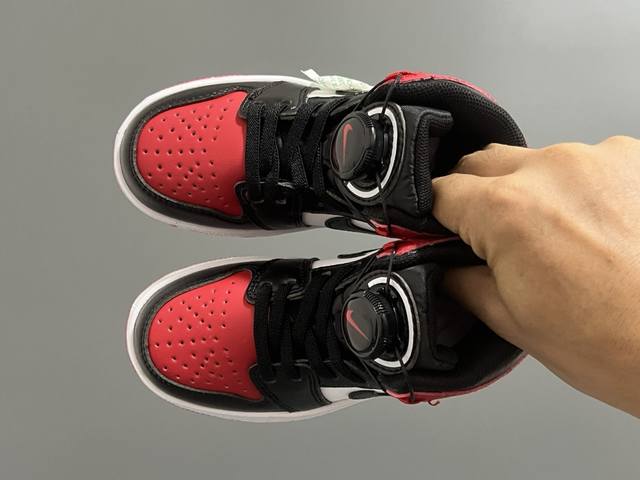 乔一中帮锁扣儿童运动鞋 SIZE：22-37.5码 超棒的锁扣系列 经典乔一中帮款式 优质皮料质感超赞 耐磨防滑大底，脚感超舒服