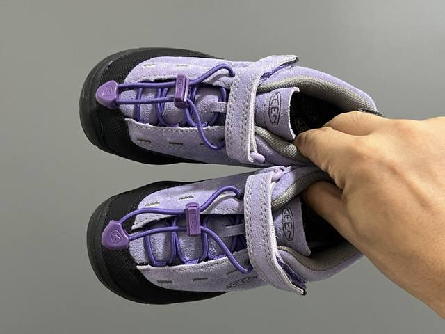海外版KEEN潮牌户外儿童魔术贴登山鞋 SIZE：24-37码 新工厂新工艺 优质麂皮面料，质感满满 魔术贴松紧扣设计，穿脱超方便 橡胶耐磨防滑大底，脚感不言而
