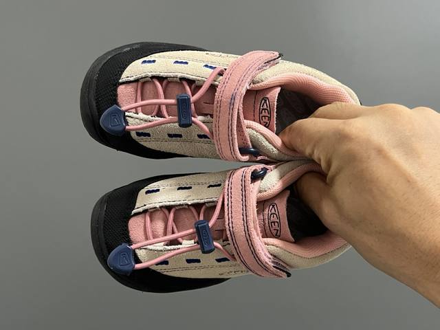 海外版KEEN潮牌户外儿童魔术贴登山鞋 SIZE：24-37码 新工厂新工艺 优质麂皮面料，质感满满 魔术贴松紧扣设计，穿脱超方便 橡胶耐磨防滑大底，脚感不言而
