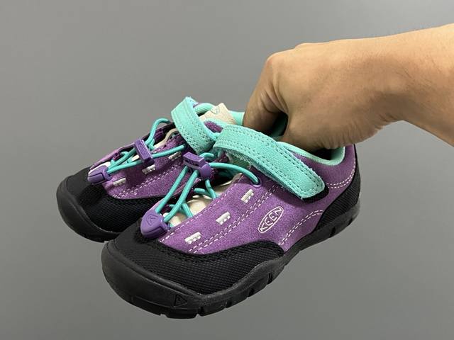 海外版KEEN潮牌户外儿童魔术贴登山鞋 SIZE：24-37码 新工厂新工艺 优质麂皮面料，质感满满 魔术贴松紧扣设计，穿脱超方便 橡胶耐磨防滑大底，脚感不言而