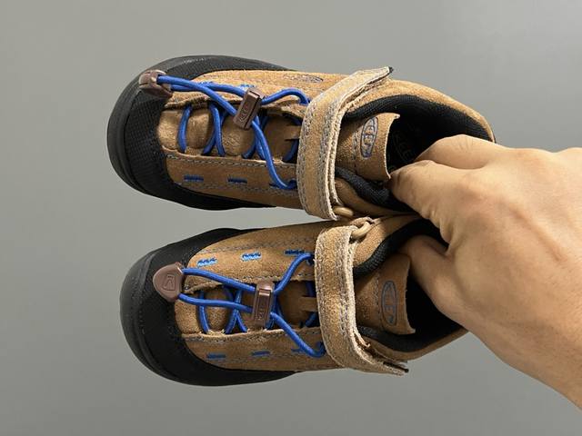 海外版KEEN潮牌户外儿童魔术贴登山鞋 SIZE：24-37码 新工厂新工艺 优质麂皮面料，质感满满 魔术贴松紧扣设计，穿脱超方便 橡胶耐磨防滑大底，脚感不言而