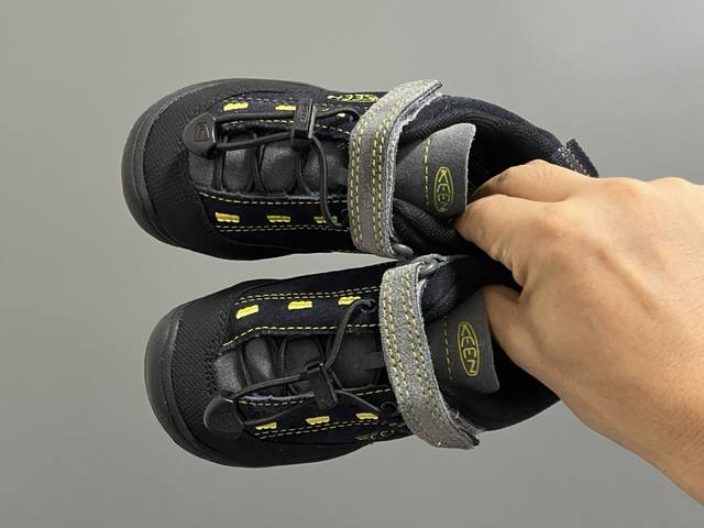 海外版KEEN潮牌户外儿童魔术贴登山鞋 SIZE：24-37码 新工厂新工艺 优质麂皮面料，质感满满 魔术贴松紧扣设计，穿脱超方便 橡胶耐磨防滑大底，脚感不言而
