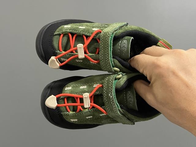 海外版KEEN潮牌户外儿童魔术贴登山鞋 SIZE：24-37码 新工厂新工艺 优质麂皮面料，质感满满 魔术贴松紧扣设计，穿脱超方便 橡胶耐磨防滑大底，脚感不言而