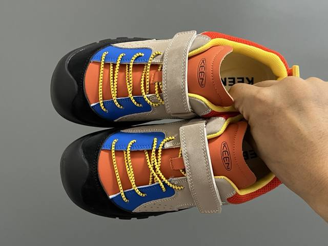 潮牌KEEN真皮儿童魔术贴登山鞋 SIZE：26-37码 潮牌登山系列 包头款式设计，真皮拼接，质感满满 橡胶耐磨防滑大底，脚感超赞 不管是户外还是日常都非常合