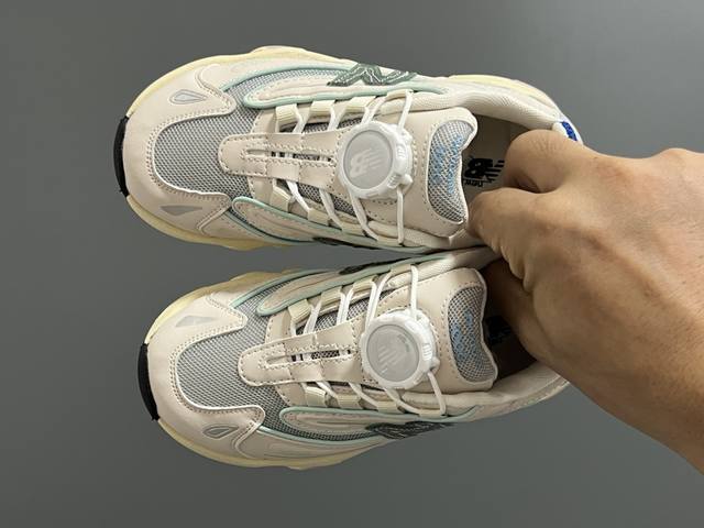 牛B新款 0旋转扣儿童老爹鞋 SIZE：28-37码 经典NB 0老爹款 旋转扣设计，穿脱超方便 优质皮料拼接，质感满满 耐磨防滑大底，脚感超赞
