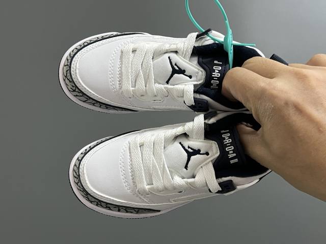 JORDAN spikize乔 3.5代专柜版鞋带扣儿童篮球鞋 SIZE：22-37码 经典乔3.5代专柜版 出了小童款，真的太赞啦 优质皮料拼接，质感满分 鞋