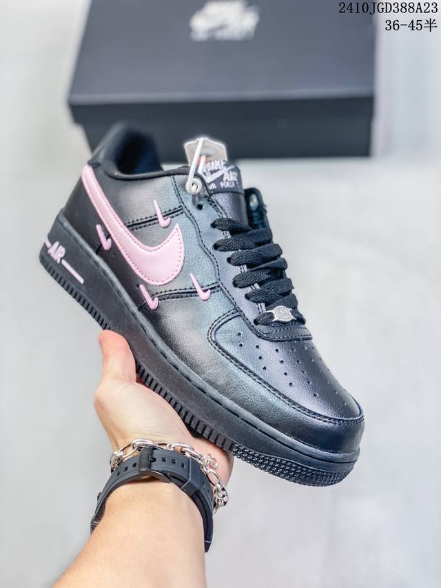 公司级带半码 耐克Nike AIR FORCE 7 空军一号低帮百搭休闲运动板鞋。柔软、弹性十足的缓震性能和出色的中底设计，横跨复古与现代的外型结合，造就出风靡