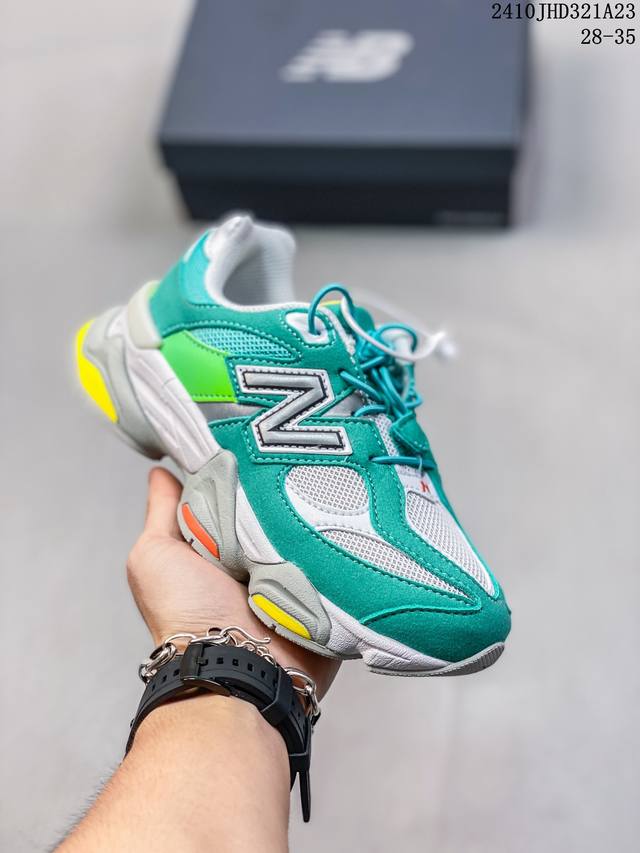 Joe Freshgoods x New Balance NB9060 联名款 复古休闲运动慢跑鞋 鞋款灵感源自设计师本人对夏日的怀日回忆。鞋面大身由空间双格及