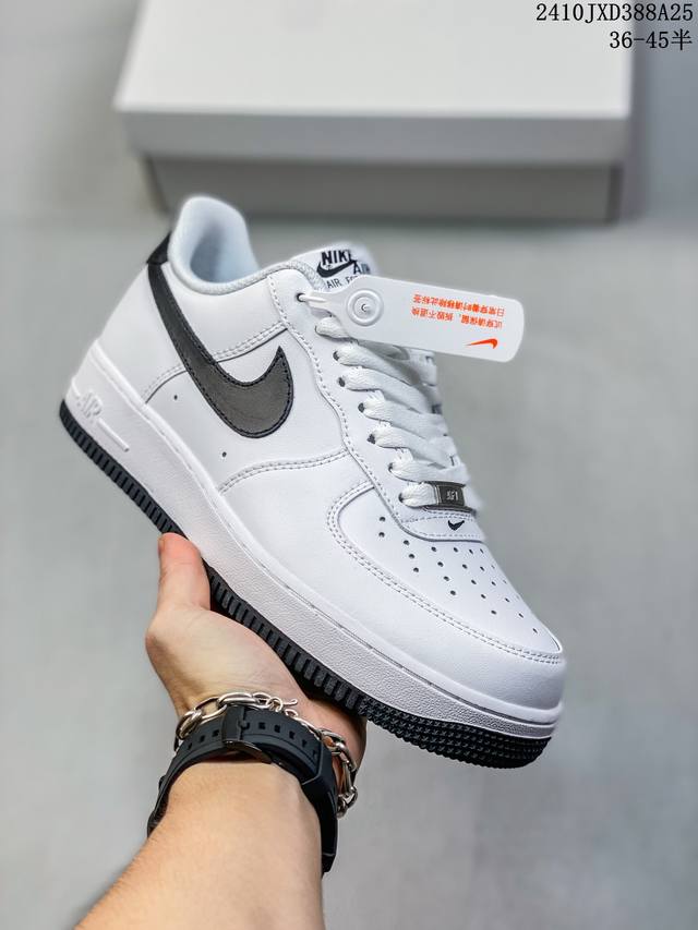 公司级带半码耐克Nike AIR FORCE 7 空军一号低帮百搭休闲运动板鞋。柔软、弹性十足的缓震性能和出色的中底设计，横跨复古与现代的外型结合，造就出风靡全