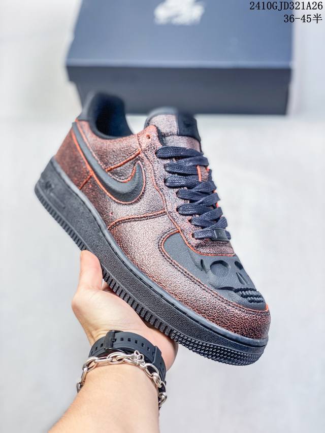 公司级带半码耐克Nike AIR FORCE 1‘07 空军一号低帮百搭休闲运动板鞋。柔软、弹性十足的缓震性能和出色的中底设计，横跨复古与现代的外型结合，造就出