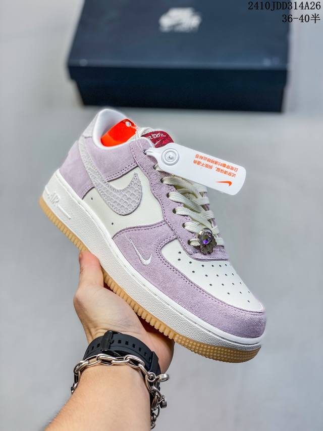 公司级带半码耐克Nike AIR FORCE 7 空军一号低帮百搭休闲运动板鞋。柔软、弹性十足的缓震性能和出色的中底设计，横跨复古与现代的外型结合，造就出风靡全