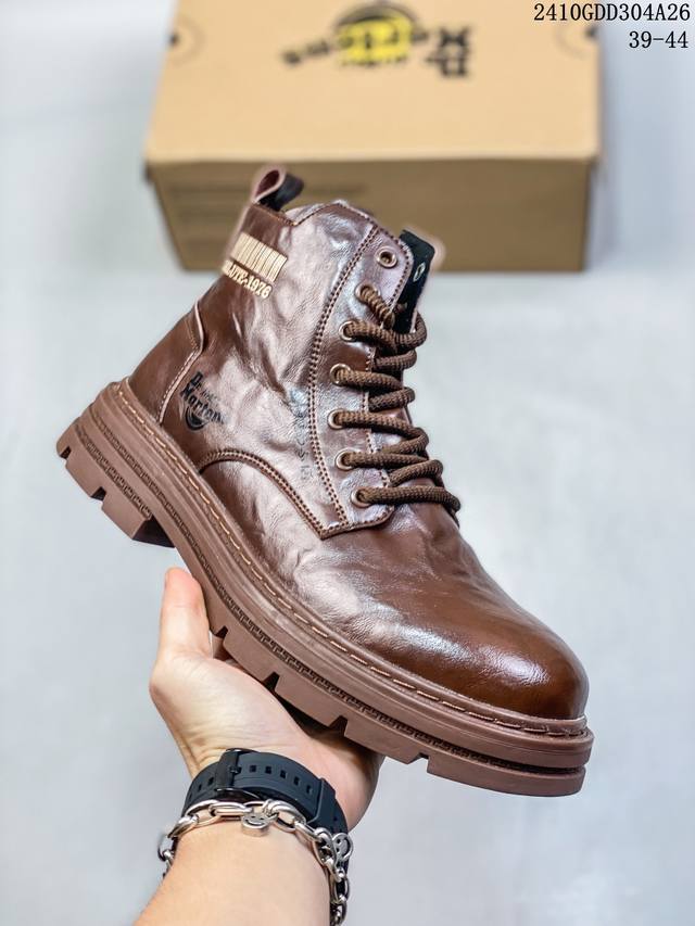 Dr.martens 马汀博士 男女鞋 采用硬质漆皮开边珠牛剖皮打造鞋面材质，厚实耐磨PVC原厂透明水晶橡胶大底，空补胶“零胶”工艺,真实拉帮线锁底经典万年青款