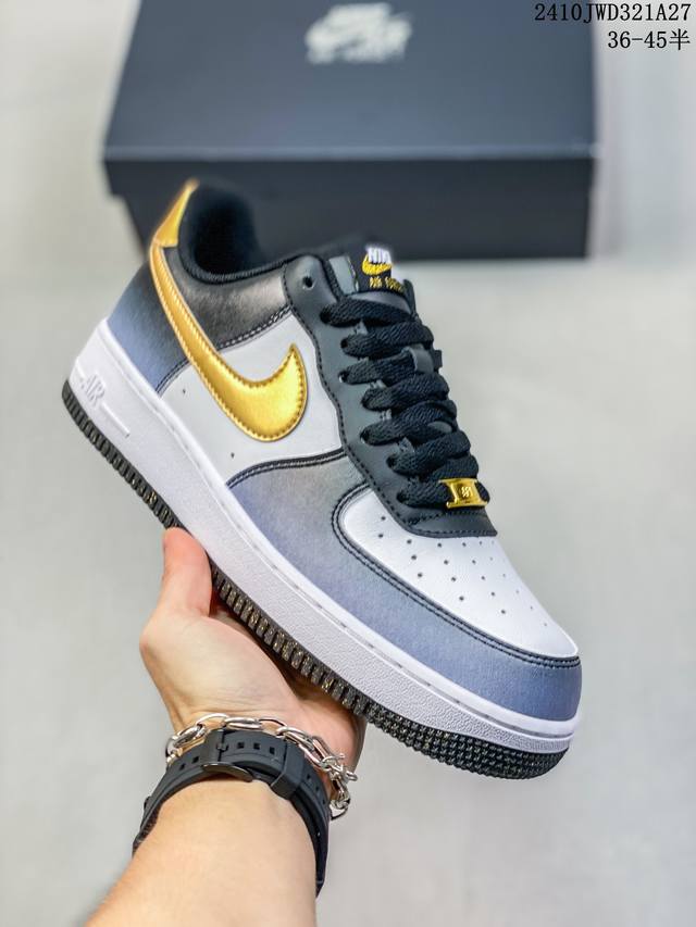 公司级带半码耐克Nike AIR FORCE 7 空军一号低帮百搭休闲运动板鞋。柔软、弹性十足的缓震性能和出色的中底设计，横跨复古与现代的外型结合，造就出风靡全