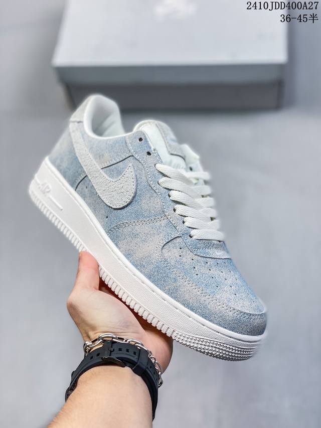 公司级带半码耐克Nike AIR FORCE 7 空军一号低帮百搭休闲运动板鞋。柔软、弹性十足的缓震性能和出色的中底设计，横跨复古与现代的外型结合，造就出风靡全