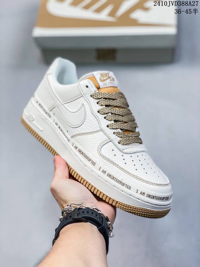 公司级带半码耐克Nike AIR FORCE 7 空军一号低帮百搭休闲运动板鞋。柔软、弹性十足的缓震性能和出色的中底设计，横跨复古与现代的外型结合，造就出风靡全