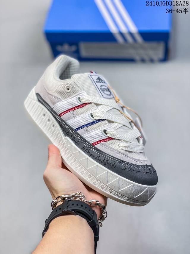 公司级adidas adimatic low 马蒂奇系列低帮 复古鲨鱼面包鞋运动休闲滑板板鞋 整个鞋面由色彩艳丽的麂皮制成，搭配品牌标志性大尺寸三条纹 logo