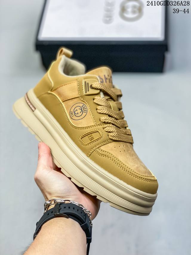 GUCCI 古驰顶级进口材料 极为亲肤舒适 摸上去非常的细腻 版型上很正 真皮内里+几何构图案 奢华生动 图案透气不闷热 更为牢固耐穿 色彩更为鲜艳绚丽 完美体