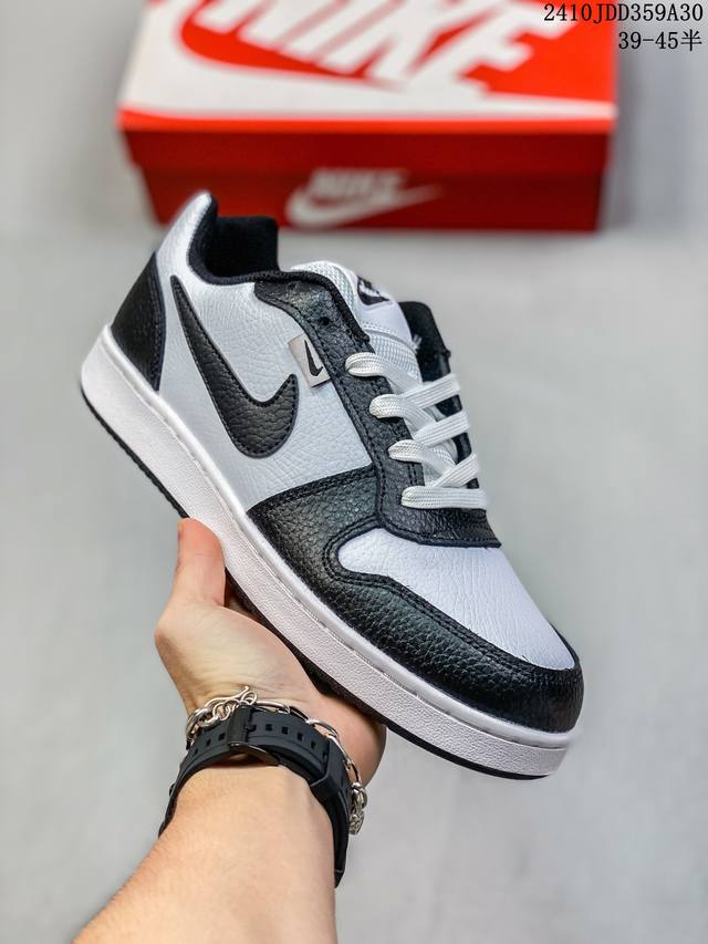 耐克Nike EBERNON LOW男女子简版空军复古休闲板鞋运动休闲鞋。采用合成革鞋面，方便清洗，搭配侧面与后跟处的品牌标识，低鞋口设计，赋予脚踝灵活感受，选