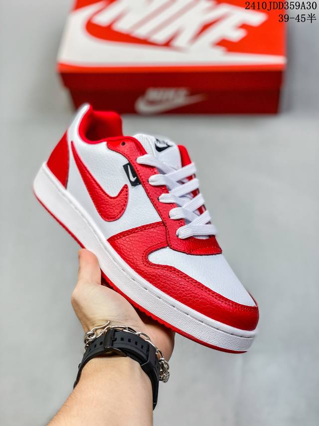 耐克Nike EBERNON LOW男女子简版空军复古休闲板鞋运动休闲鞋。采用合成革鞋面，方便清洗，搭配侧面与后跟处的品牌标识，低鞋口设计，赋予脚踝灵活感受，选