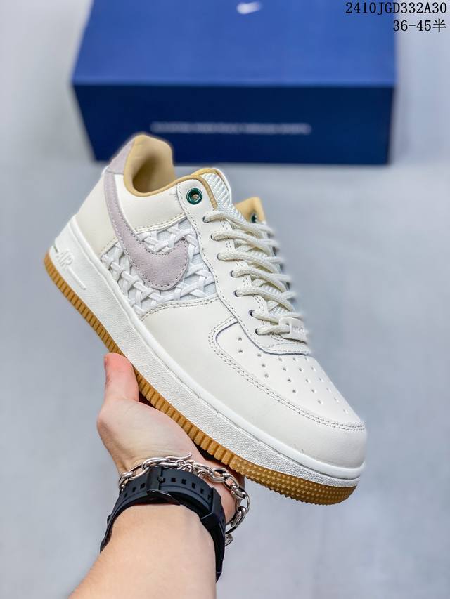 公司级带半码耐克Nike AIR FORCE 7 空军一号低帮百搭休闲运动板鞋。柔软、弹性十足的缓震性能和出色的中底设计，横跨复古与现代的外型结合，造就出风靡全