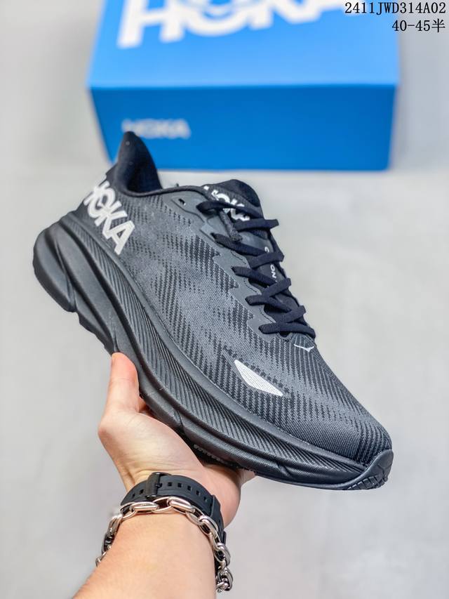 公司级小红书推荐HOKA M CLIFTON 9 全新配色 这个品牌来自于新西兰的毛利语，HOKA表示大地，ONE ONE表示飞越，连起来就是飞越地平线，ONE