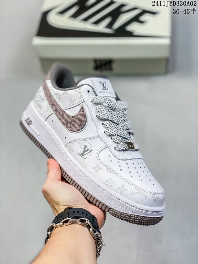 公司级带半码耐克Nike AIR FORCE 7 空军一号低帮百搭休闲运动板鞋。柔软、弹性十足的缓震性能和出色的中底设计，横跨复古与现代的外型结合，造就出风靡全