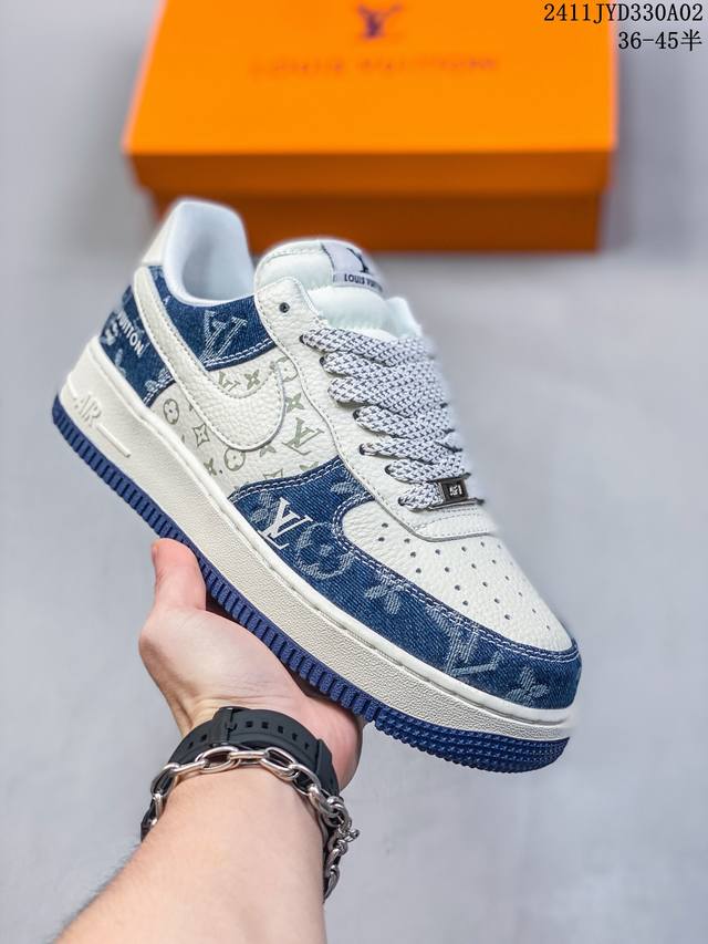 公司级带半码耐克Nike AIR FORCE 7 空军一号低帮百搭休闲运动板鞋。柔软、弹性十足的缓震性能和出色的中底设计，横跨复古与现代的外型结合，造就出风靡全