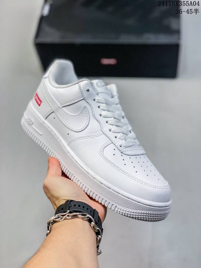 特价带半码 耐克Nike AIR FORCE 1‘07 空军一号低帮百搭休闲运动板鞋。柔软、弹性十足的缓震性能和出色的中底设计，横跨复古与现代的外型结合，造就出