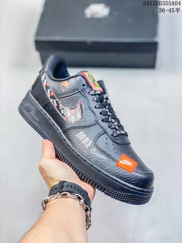 特价带半码 耐克Nike AIR FORCE 1‘07 空军一号低帮百搭休闲运动板鞋。柔软、弹性十足的缓震性能和出色的中底设计，横跨复古与现代的外型结合，造就出