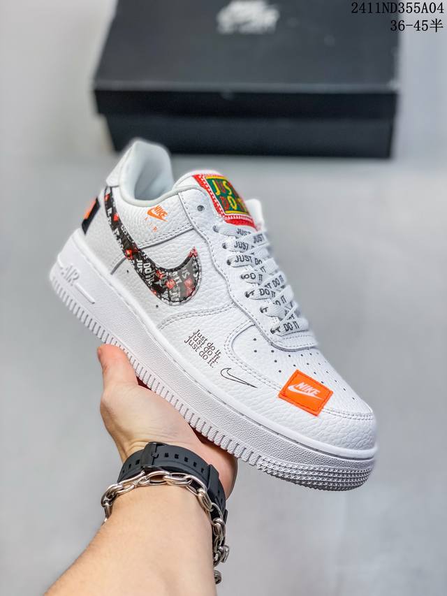 特价带半码 耐克Nike AIR FORCE 1‘07 空军一号低帮百搭休闲运动板鞋。柔软、弹性十足的缓震性能和出色的中底设计，横跨复古与现代的外型结合，造就出