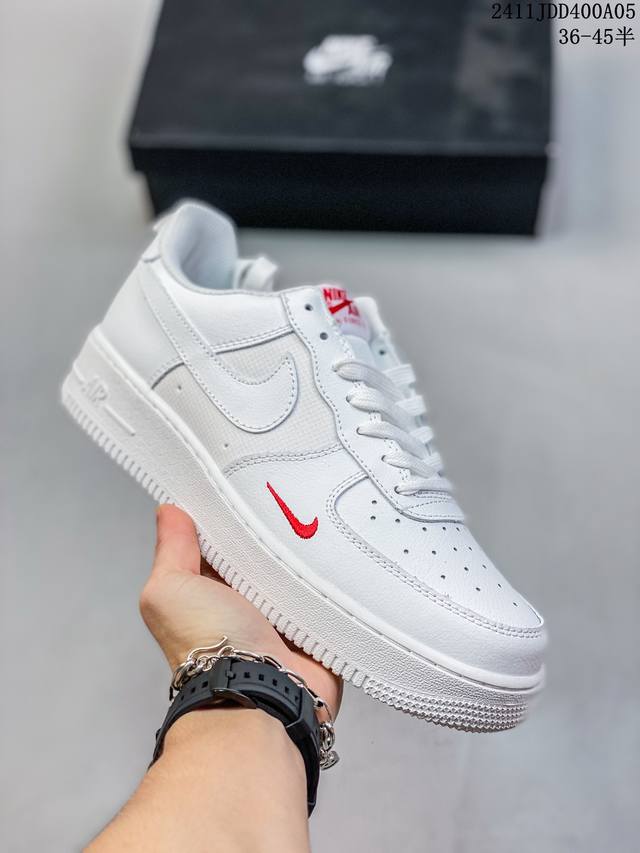 真标带半码耐克Nike AIR FORCE 7 空军一号低帮百搭休闲运动板鞋。柔软、弹性十足的缓震性能和出色的中底设计，横跨复古与现代的外型结合，造就出风靡全球