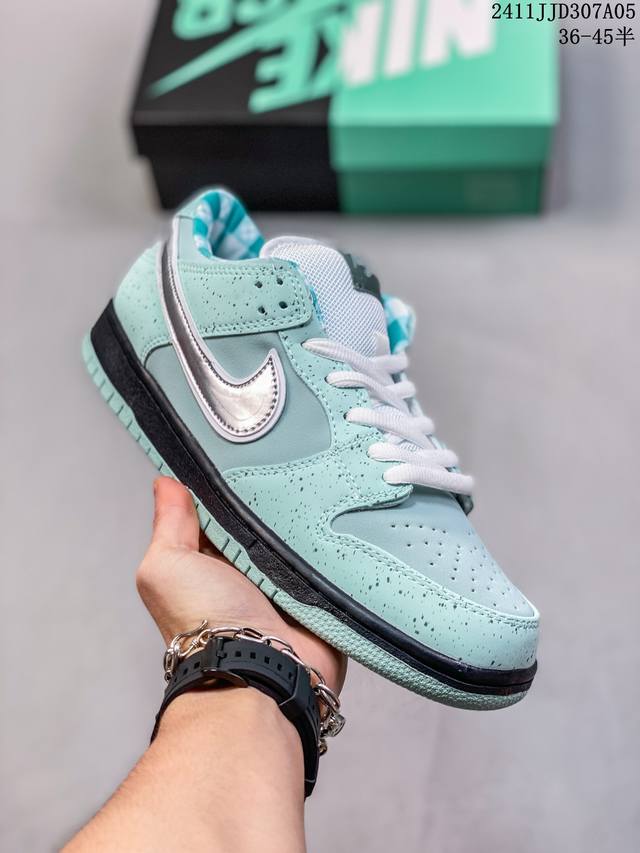 真标带半码 耐克Nike SB Dunk Low 扣篮系列复古低帮休闲运动滑板板鞋。采用脚感柔软舒适ZoomAir气垫，有效吸收滑板等极限运动在落地时带来的冲击