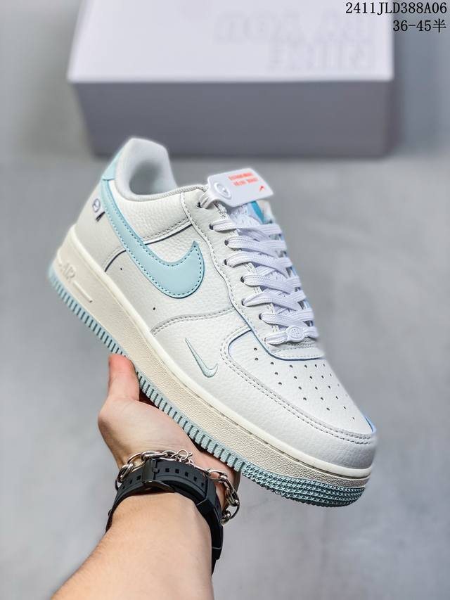 公司级带半码耐克Nike AIR FORCE 7 空军一号低帮百搭休闲运动板鞋。柔软、弹性十足的缓震性能和出色的中底设计，横跨复古与现代的外型结合，造就出风靡全
