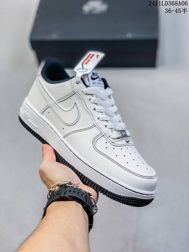 特价带半码 耐克Nike AIR FORCE 1‘07 空军一号低帮百搭休闲运动板鞋。柔软、弹性十足的缓震性能和出色的中底设计，横跨复古与现代的外型结合，造就出