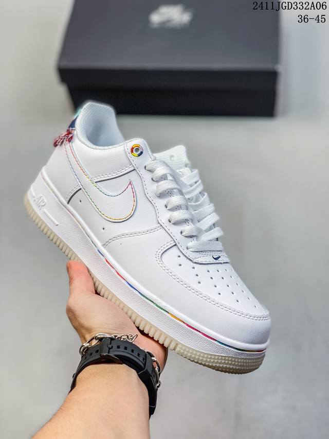真标带半码耐克Nike AIR FORCE 7 空军一号低帮百搭休闲运动板鞋。柔软、弹性十足的缓震性能和出色的中底设计，横跨复古与现代的外型结合，造就出风靡全球