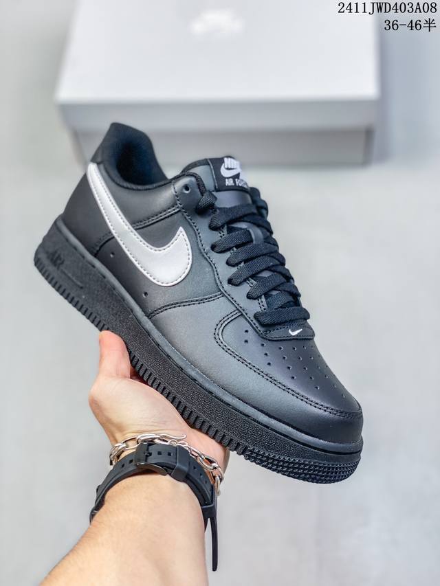 公司级带半码耐克Nike AIR FORCE 7 空军一号低帮百搭休闲运动板鞋。柔软、弹性十足的缓震性能和出色的中底设计，横跨复古与现代的外型结合，造就出风靡全